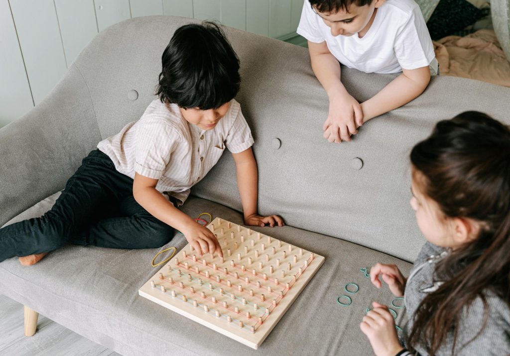 Kinder spielen mit dem Geo-Brett