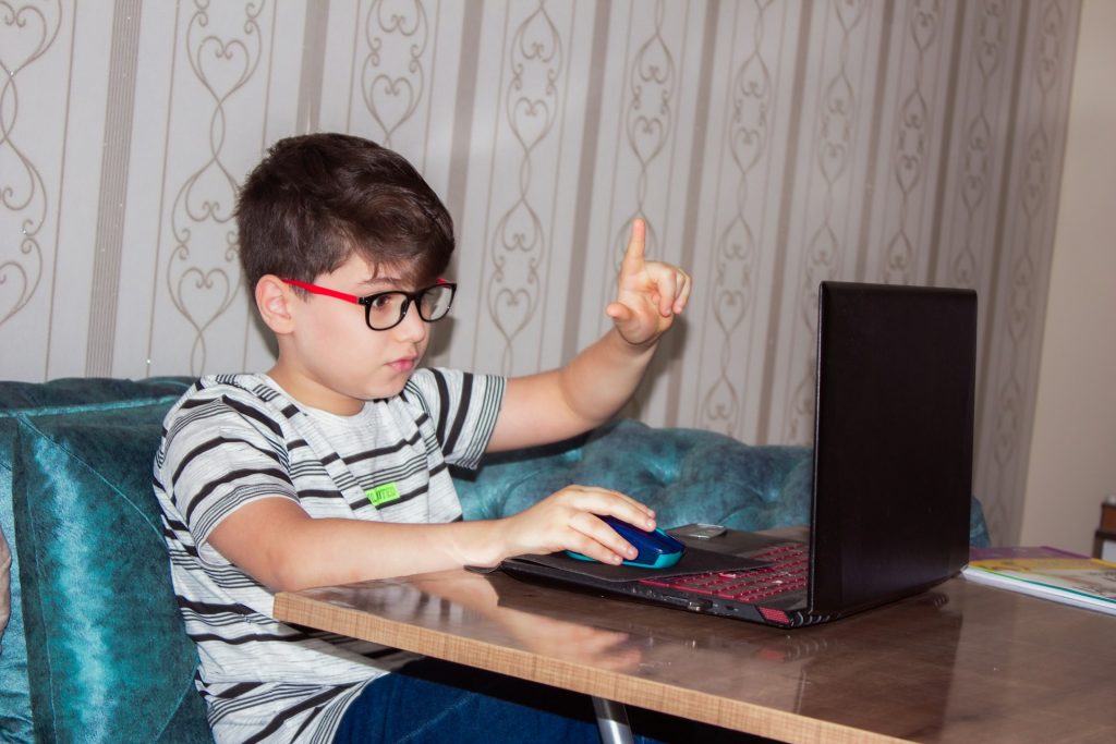 Kind vor Laptop - Estlands Schulsystem - Spielundlern.de