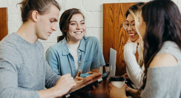 vier Jugendliche lachen - Smalltalk - Spielundlern.de