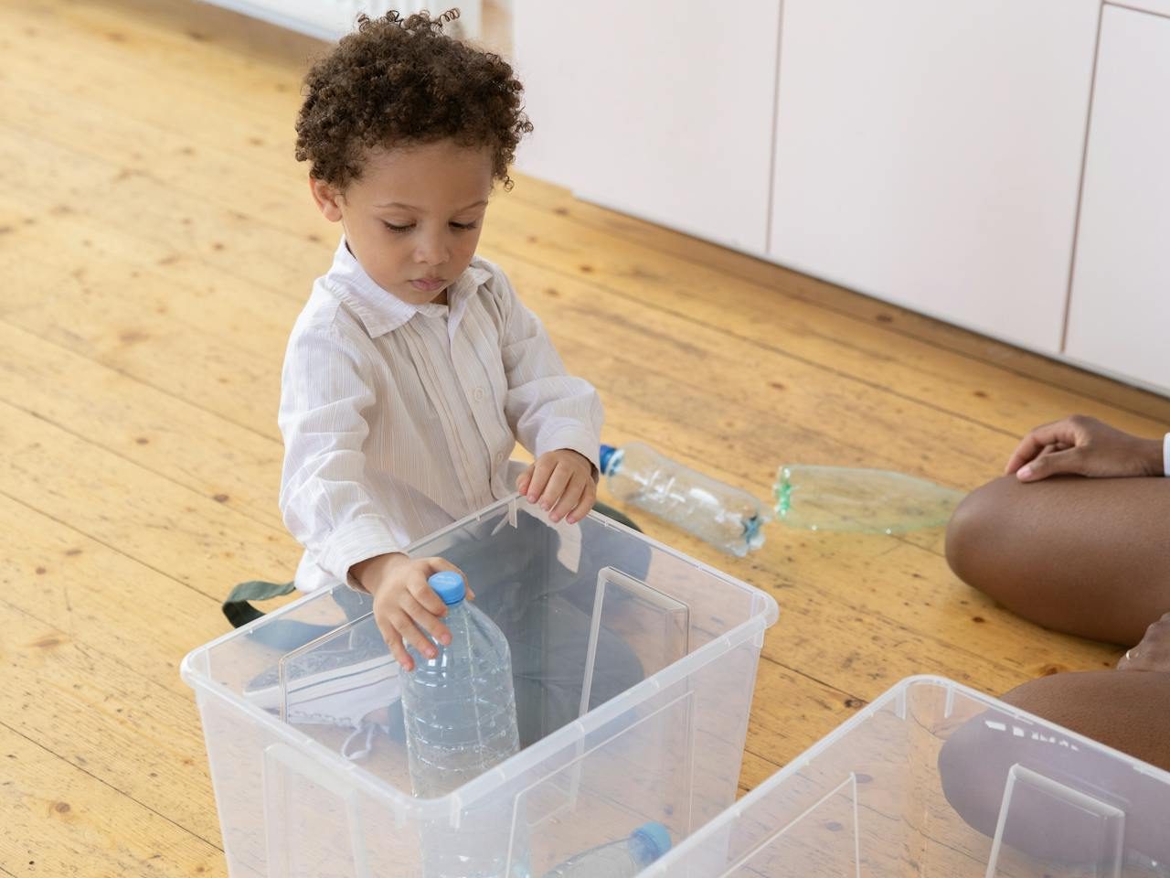 Kind räumt auf -Aufräumen mit Kindern - Spielundlern.de