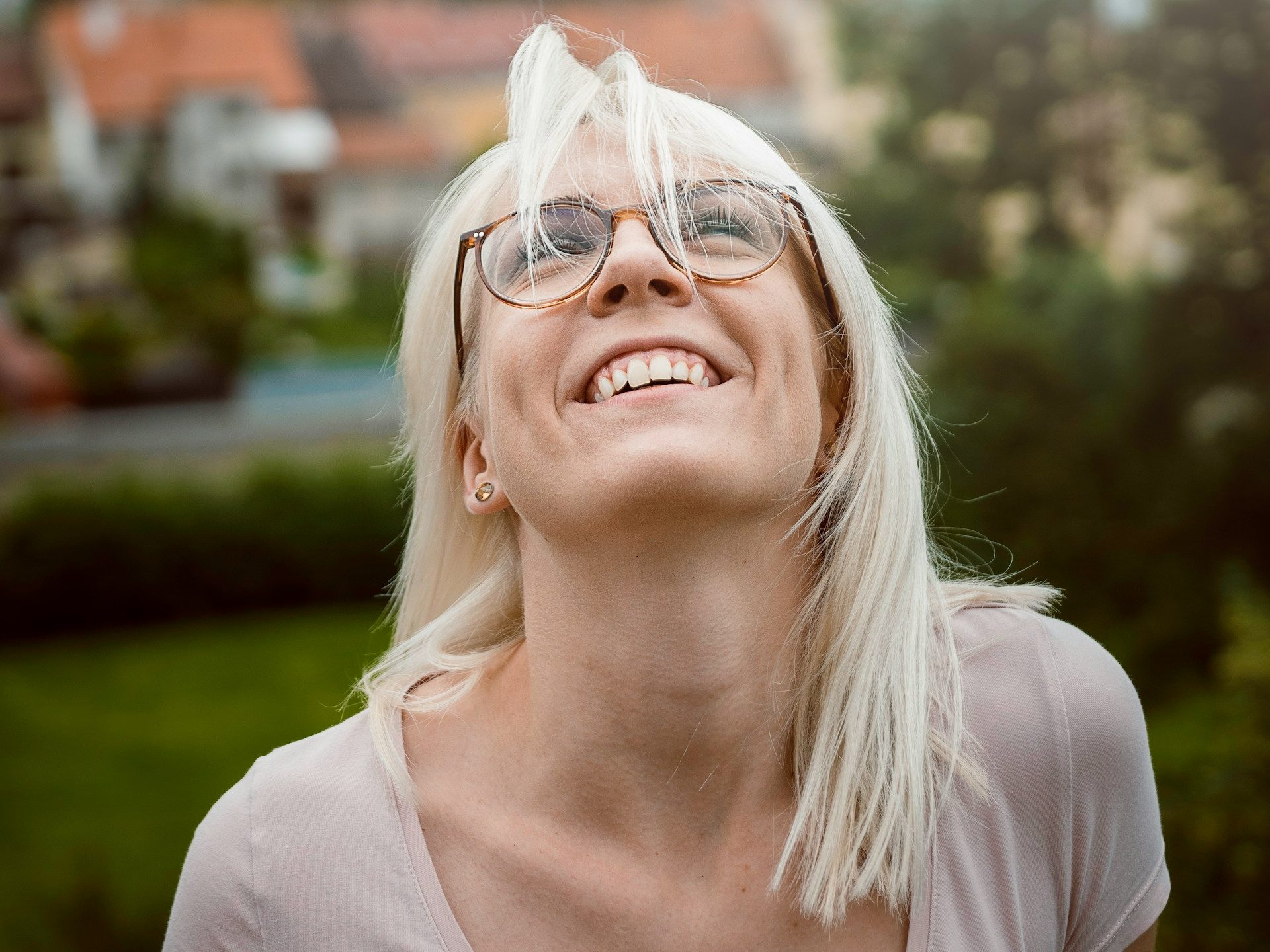 Frau schaut lachend in den Himmel - Kohärenz - Spielundlern