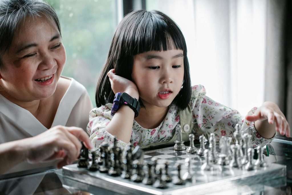 Kind spielt Schach - Logisches Denken trainieren - Spielundlern.de