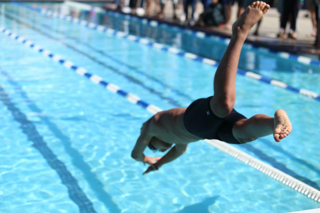 Jugendlicher springt ins Schwimmbad - Schwimmen lernen - Spielundlern.de