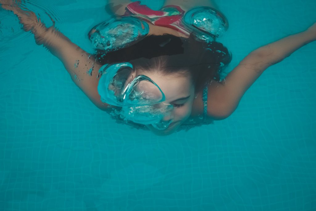 Kind taucht - Schwimmen lernen - Spielundlern.de