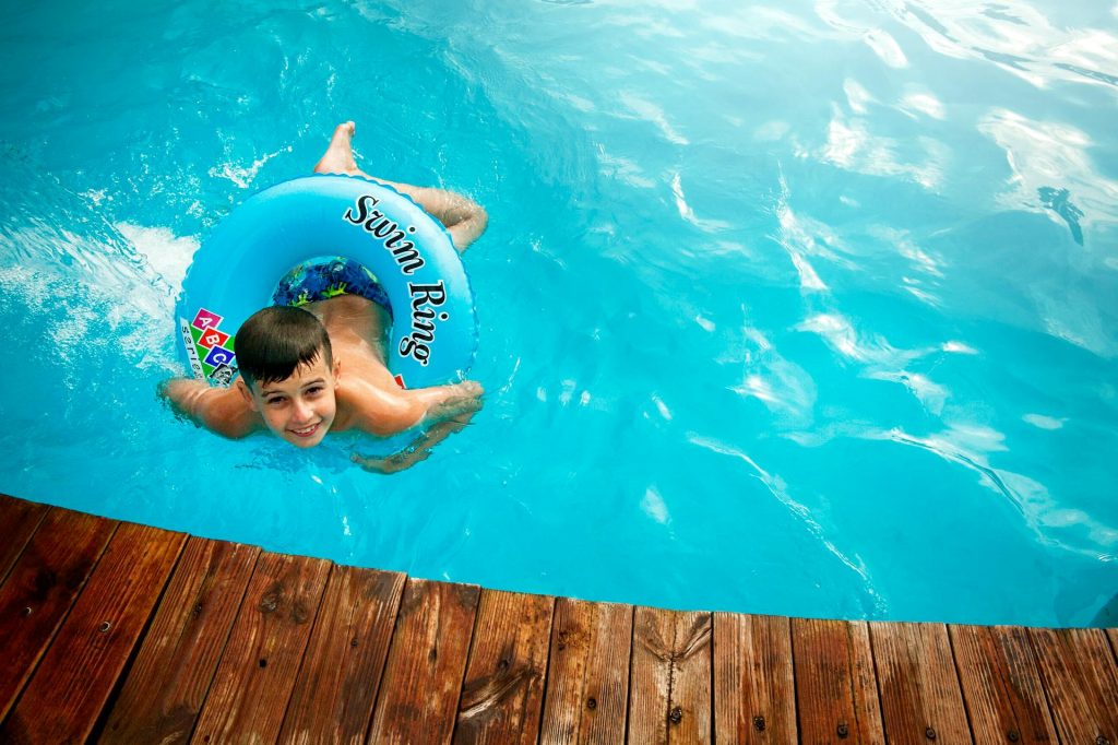 Kind mit Schwimmring - Schwimmen lernen - Spielundlern.de