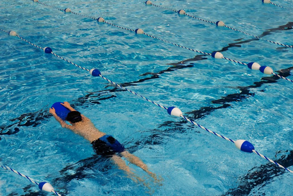 Jugendlicher im Schwimmbad - Schwimmen lernen - Spielundlern.de