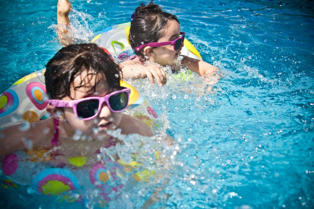 Kinder mit Schwimmring - Schwimmen lernen - Spielundlern.de