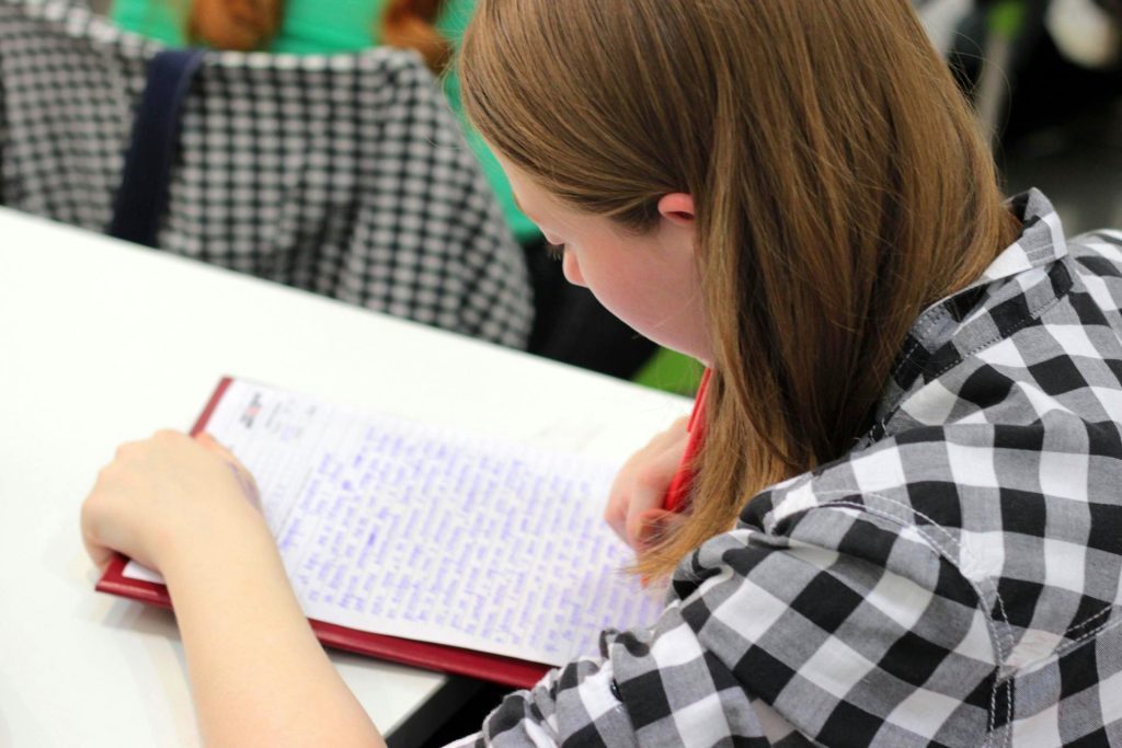 Mädchen schreibt handschriftlich - Metakognitive Lernstrategien - Spielundlern.de