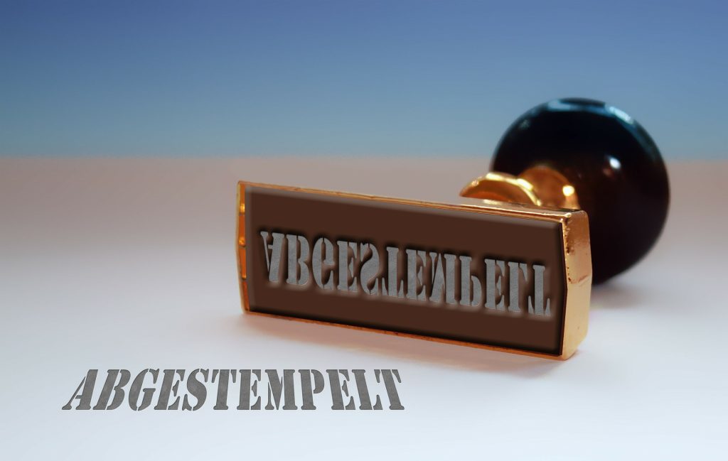 Ein Stempel auf dem "Gestempelt" steht.