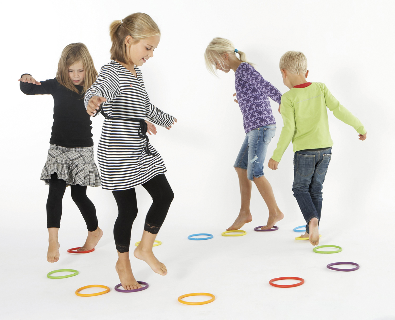 Activity Ringe von Gonge, über die Kinder balancieren oder hüpfen können.