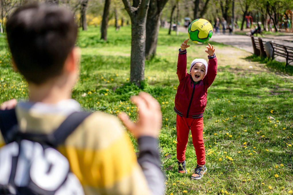 Kind bekommt Ball zugespielt. 