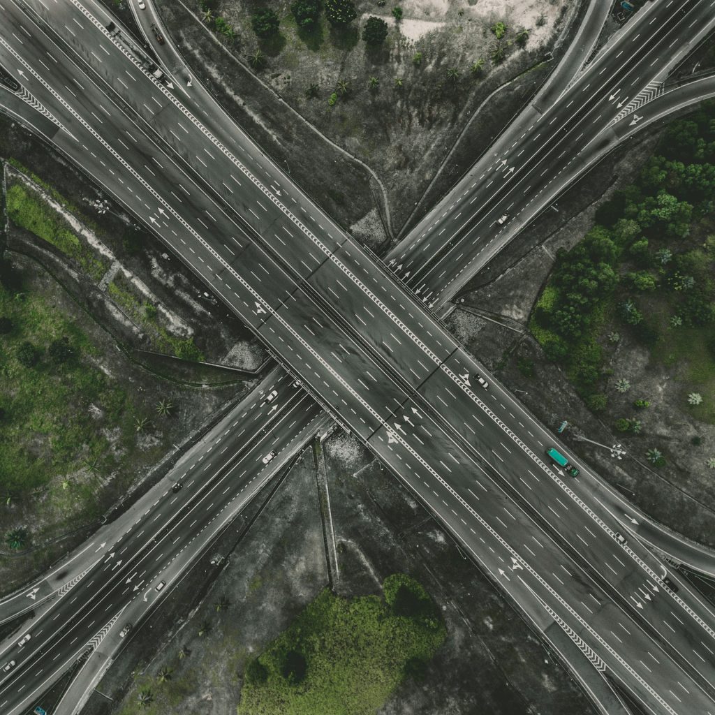 Luftaufnahme von mehrspurigen Straßen, die sich kreuzen.