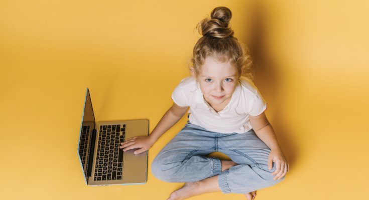 Mädchen mit Laptop